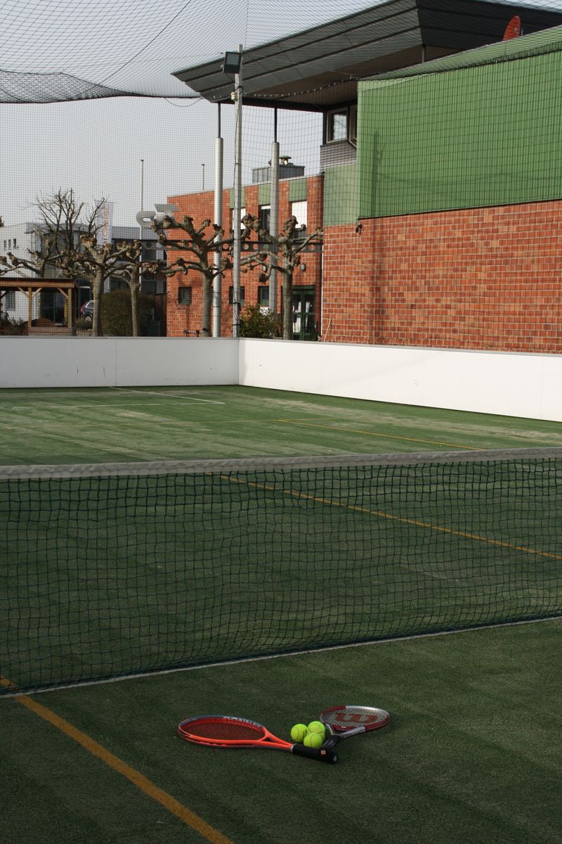 Freizeit genießen auf dem Outdoor-Tennisplatz mit Partyraum, Terrasse und Grillplatz